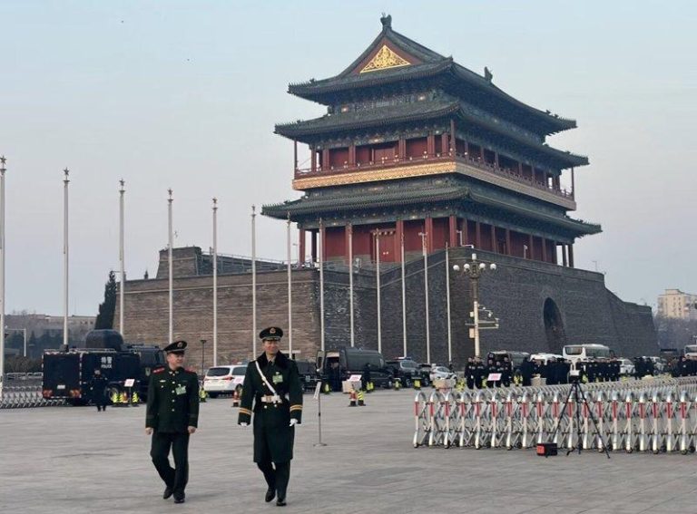 「和我有什么关系?」年轻人不再关注两会 中国社群平台上,有年轻网民贴出自己赴北京「两会」打卡照片,并惊喜「此刻两会离我如此之近」。(取材自小红书)