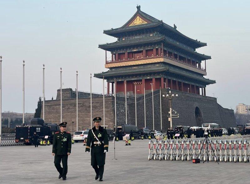 中国社群平台上,有年轻网民贴出自己赴北京「两会」打卡照片,并惊喜「此刻两会离我如此之近」。(取材自小红书)
