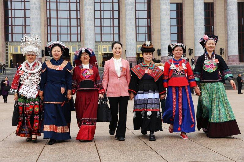 身着少数民族服饰的多位女性代表们,在北京人民大会堂参加第十四届全国人民代表大会第...