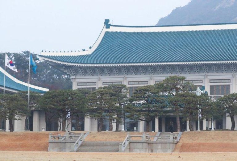 美国启动301调查 青瓦台:将积极与美方协商 南韩青瓦台(图)表示,将积极与美方协商301条款调查。(新华社)