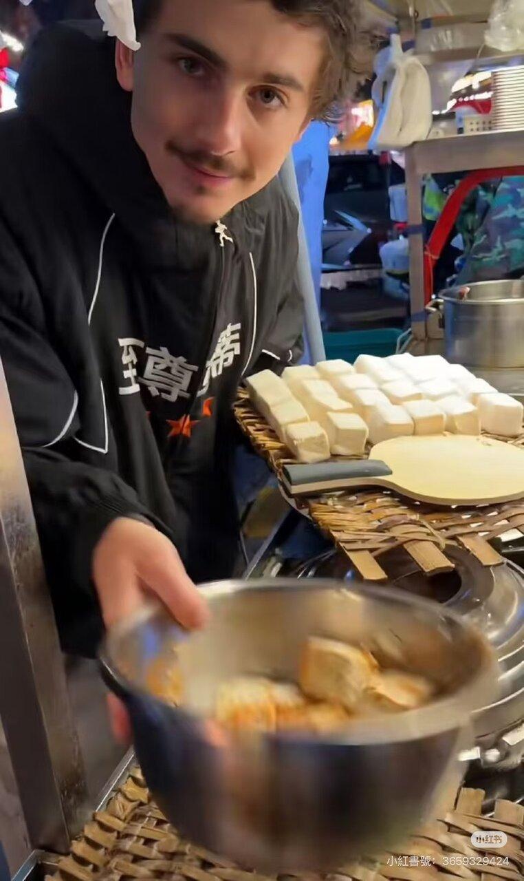 提摩西夏勒梅(Timothée Chalamet)亲自为客人料理豆腐。(取材自小...