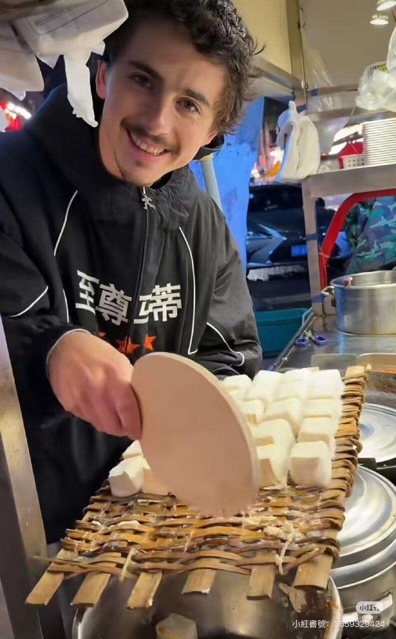 提摩西夏勒梅(Timothée Chalamet)对镜头灿笑,态度相当亲民。(取...