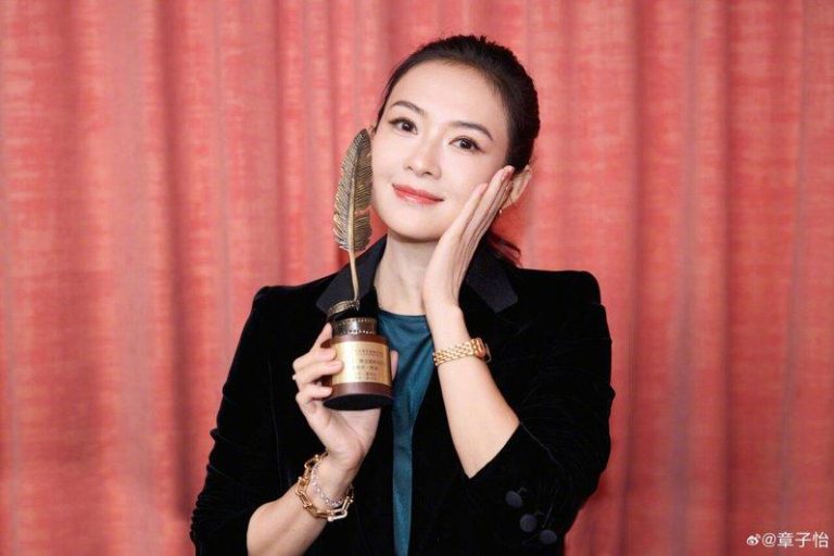 章子怡想和张家辉拍爱情片 喊话愿投资好剧本 章子怡凭「酱园弄.悬案」获得香港电影编剧家协会年度最佳电影角色。(取材自微博)