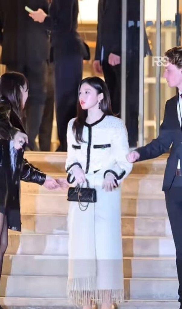 看香奈儿大秀后围毛毯 高允贞无辜脱下萌翻 高允贞日前出席巴黎时装周香奈儿大秀,在华丽的秀服外围了一条厚重大毛毯惹议。(取材自Instagram)