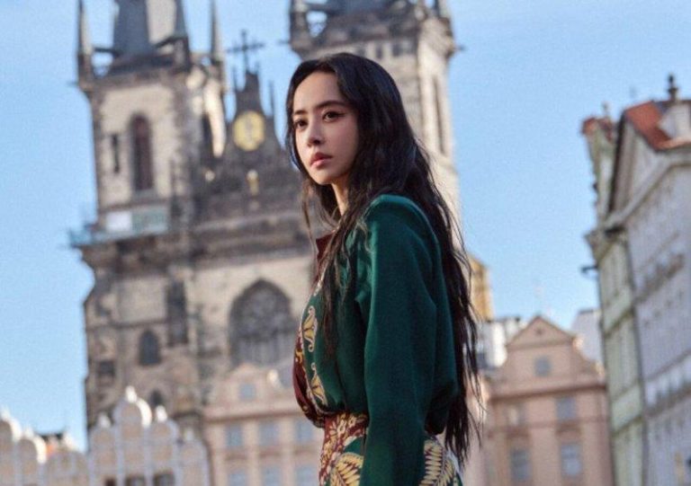 Jolin「布拉格广场」取景地 捷克官方揭秘浪漫欧洲古城 星宇航空将于8月1日开航直飞布拉格航线,蔡依林近日担任航空公司宣传大使,重新拍摄「布拉格广场」MV,并来到布拉格的圣维特大教堂外取景。(取材自脸书)