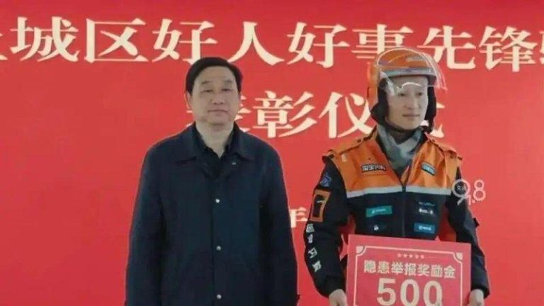 杭州外卖小哥一个举动救下600多户 奖金500元网轰「太抠」 杭州外卖小哥尹忠宇被表彰好人好事。(取材自大象新闻)