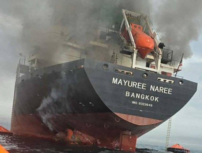 日三井货船荷莫兹海峡遇袭 泰国船员脱困海上自拍曝光 泰国籍散装货轮「玛雅丽娜丽号」遇袭11日在荷莫兹海峡遇袭。欧新社