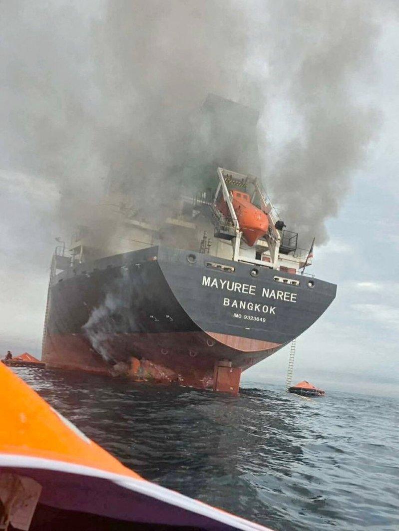 泰国籍货柜轮「玛雅丽娜丽号」11日在荷莫兹海峡遇袭冒出浓烟。路透