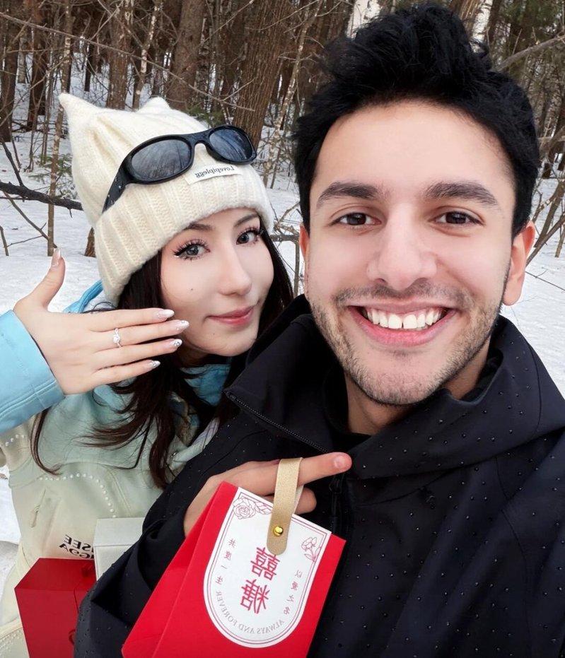 方浩明在雪地求婚成功后与未婚妻合照,未婚妻秀出戒指。(取材自微信)