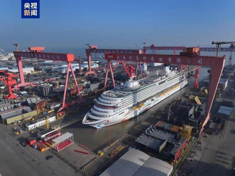 经过三轮安全检查,中国第二艘国产大型邮轮「爱达·花城号」,14日在中国船舶集团旗下上海外高桥造船厂完成了坞内注水,顺利起浮,拟3月20日出坞。(取材自央视新闻)