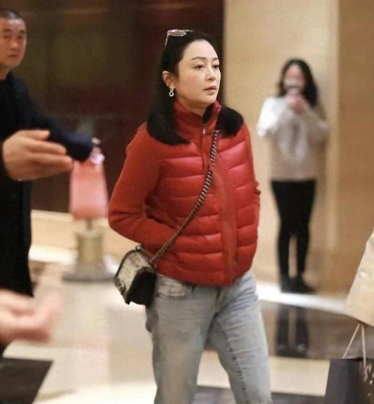 56岁陈红素颜被拍 媒体讽貂蝉现形 网赞像邻居阿姨 陈红素颜在机场被捕获。(视频截屏)