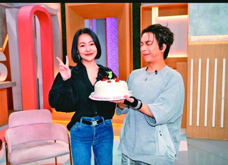 收工后街头崩溃痛哭 小S认了:突然非常想念我姊 小S(左)复工录「小姐不熙娣」,右为派翠克。(取材自脸书)