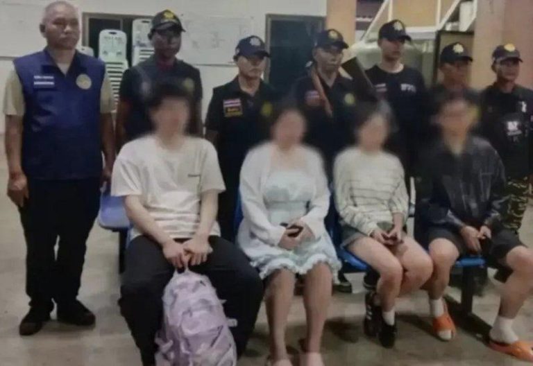 被卖缅甸途中跳车 4中国人逃一劫 「先跳下者救出3人」 成功跳车逃脱的四人(前排)逃过被卖缅甸悲惨命运。(取材自红星新闻)