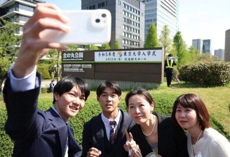 欠租、刷爆信用卡溜回中国 留学生为何被骂「蠢货」? 一名来自重庆的中国留学生,被指刷爆日本信用卡并欠租,不还钱还溜回中国;此为示意图,东京大学前学生与家长合影。(路透)
