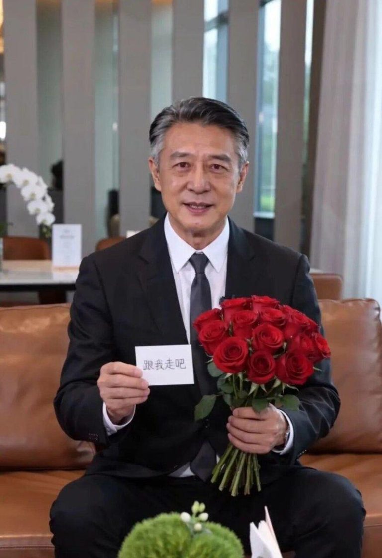 记者生成的「AI霸总」视频，左手拿着鲜花，右手则是写着「跟我走吧」的字条。（取材自中国新闻周刊）