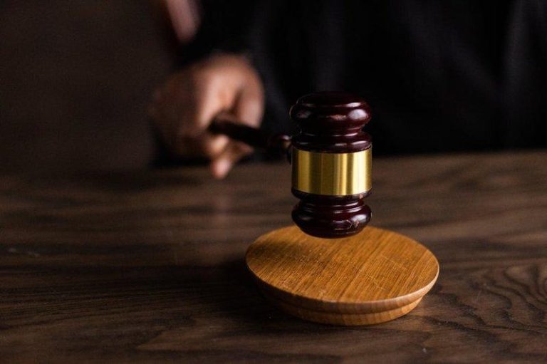 父坚持土葬、母盼火化回归自然 英国父母为儿葬礼告上法院 少年的父母无法决定如何处理儿子后事,竟对薄公堂。示意图,非新闻当事者。(取材自pexels.com@KATRIN BOLOVTSOVA)