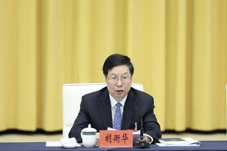 重庆市长胡衡华17日传出被带走调查，恐成为3月首名落马的正部级高官。图为胡衡华6日在北京出席全国人大第四次会议重庆代表团开放团组会议。（中新社）