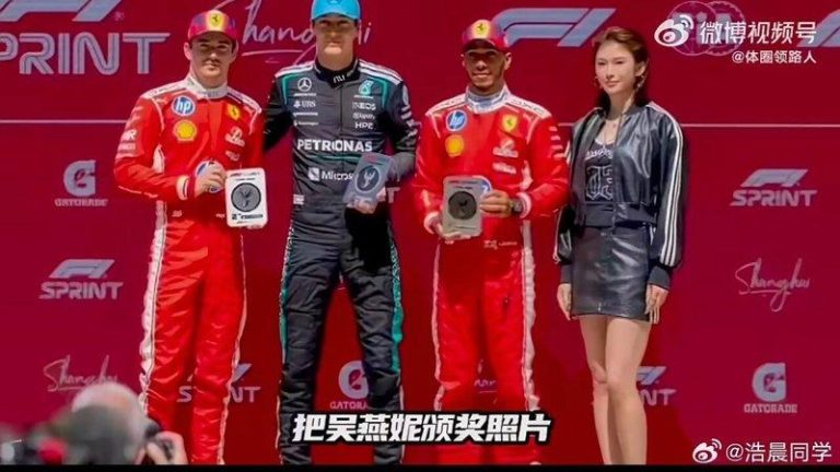 不够格?吴艳妮为F1颁奖 合影照片惨被裁到仅剩一只手 吴艳妮颁奖后与F1选手合影。(取材自微博)