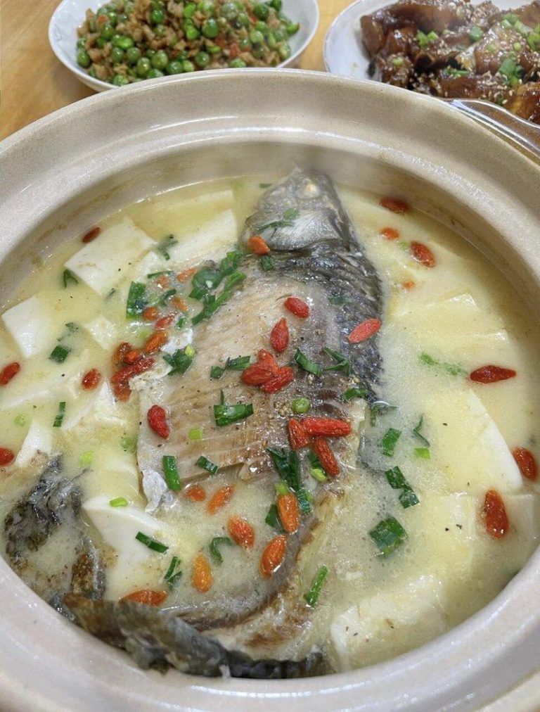 不折磨「中国胃」…浙大「黄金吃法」 不用饿肚子就能减重 网友分享的豆腐鲫鱼汤。(取材自小红书)