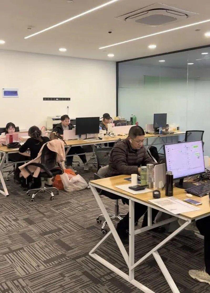 在杭州假装上班无限公司里假装上班的「员工」。(取材自都市快报橙柿交互)
