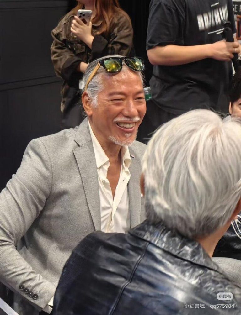 张耀扬出席AI电影公司成立记者会，顶着一头白发帅气依旧。(取材自小红书)