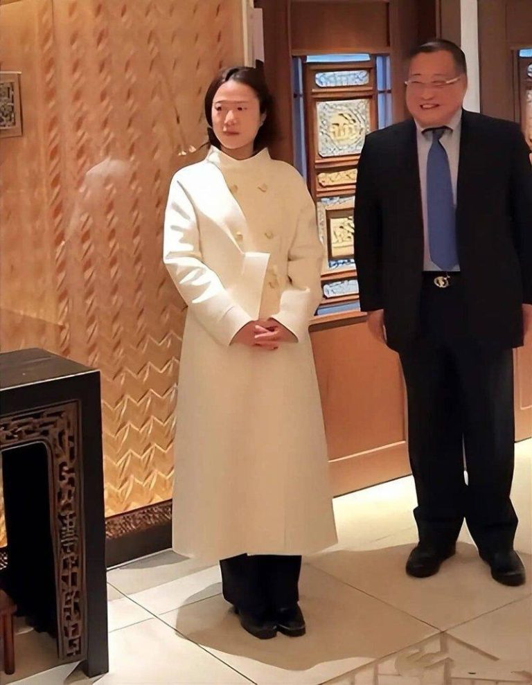 翁帆变年轻了 出席香港活动 杨振宁挚友对她的称呼变了 翁帆(左)经由友人牵线,与日本前首相鸠山由纪夫见面。(取材自南方娱乐网)
