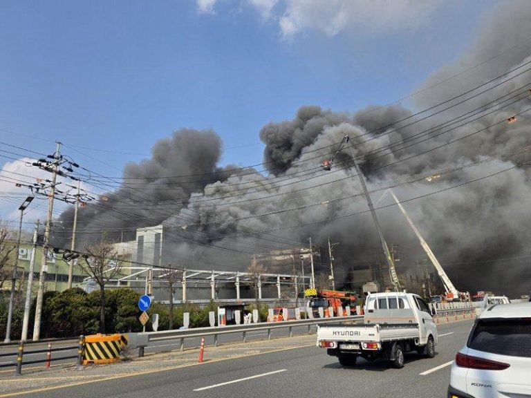 南韩大田汽车工厂火灾控制80%火势 仍难进入搜救 南韩大田广域市的一间汽车零件制造工厂20日发生大型火灾。(欧新社)