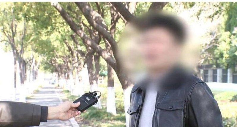 范先生不满因向同事借钱遭辞退,起诉公司索赔240多万。 (取材自半岛晨报)