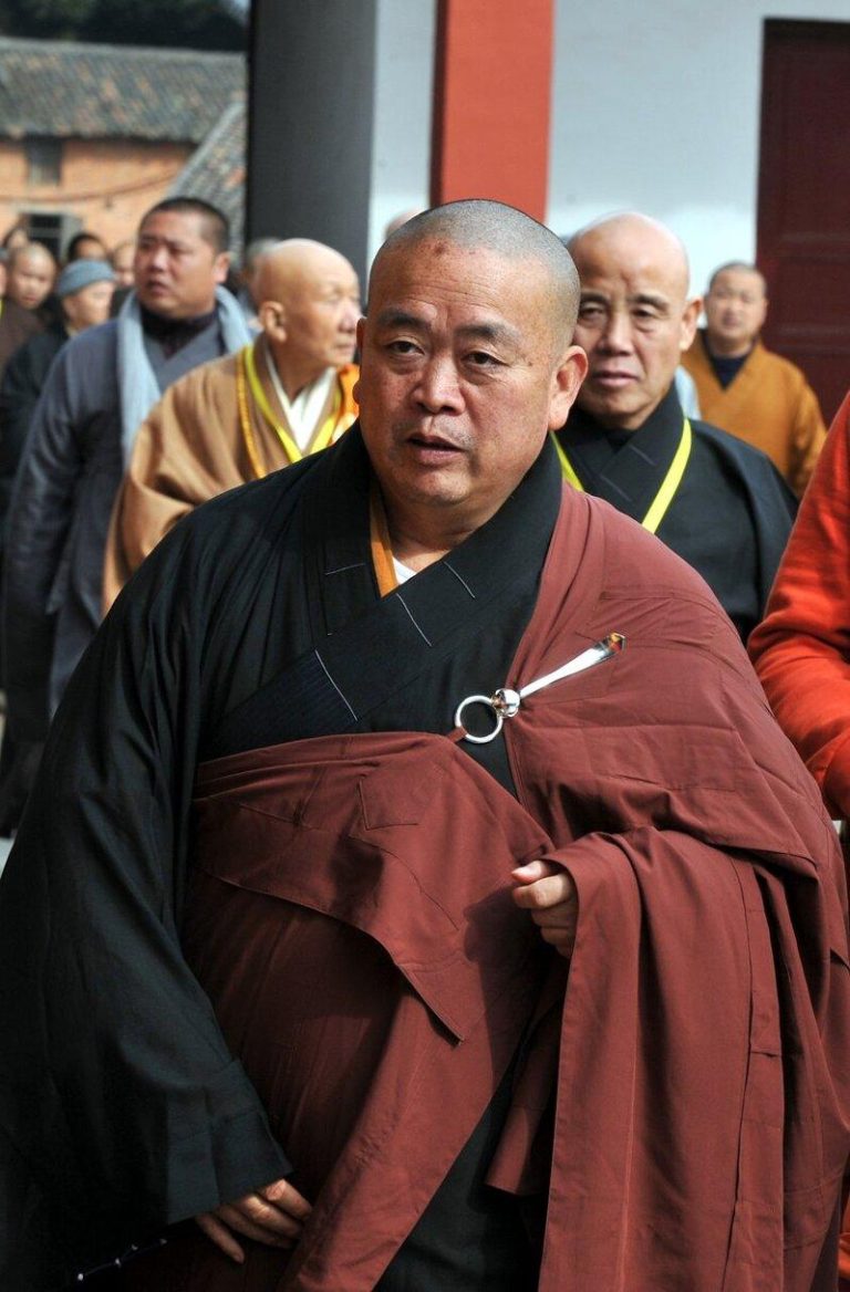少林寺前住持释永信涉贪 河南省检察院提公诉控4罪 前少林寺方丈释永信被控四罪起诉。图为2017年12月释永信现身江西云居山真如禅寺,参加一诚长老追思法会。(中新社数据照)