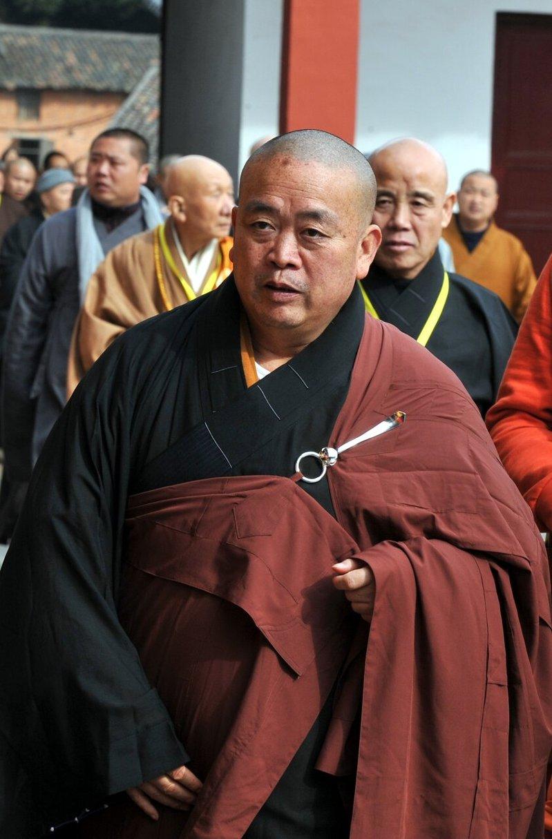 前少林寺方丈释永信被控四罪起诉。图为2017年12月释永信现身江西云居山真如禅寺,参加一诚长老追思法会。(中新社数据照)