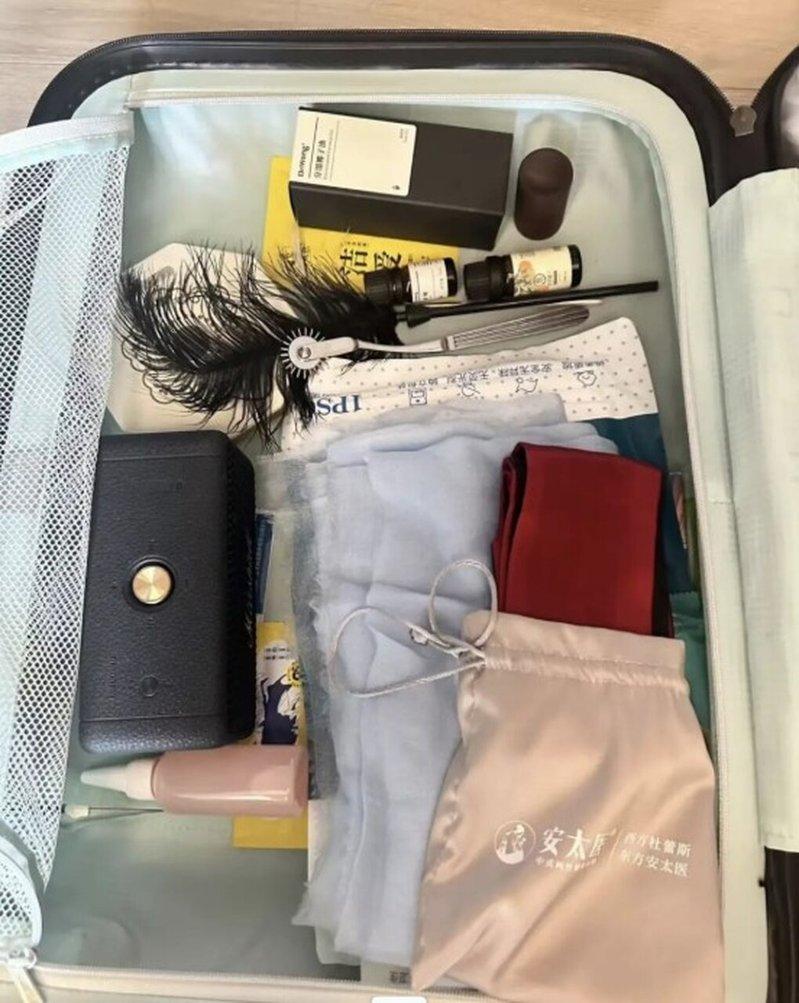 亲密抚触师使用不同工具及手法，释放客户压力。（取材自微博）
