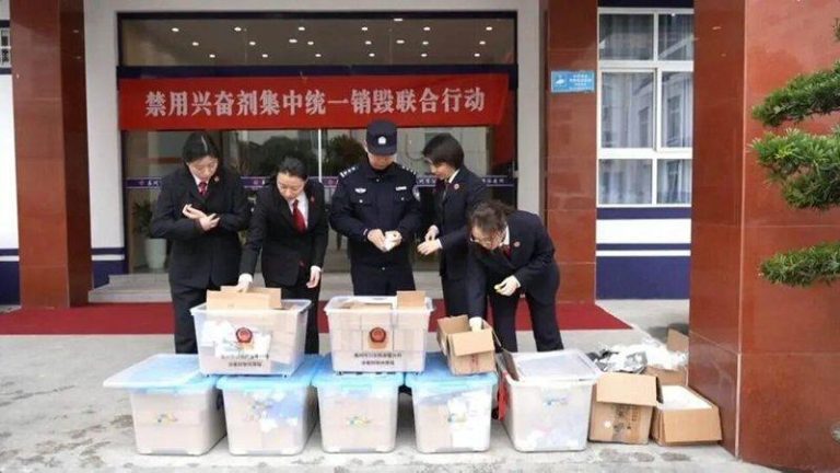 江苏泰州查获非法生产的「增肌神药」流传在健身教练圈子中，造成了失去性能力、生育能力的严重健康损伤，最后判处6名主犯有期徒刑4年6个月至缓刑不等的刑期。（取材自江苏新闻）