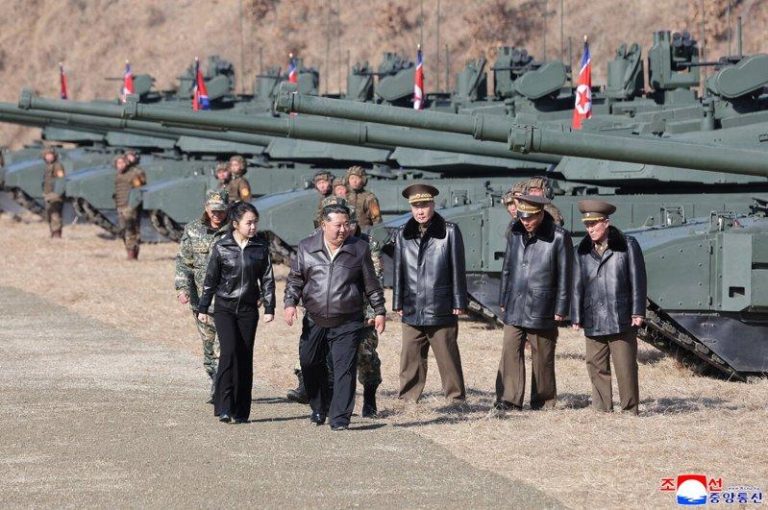 金正恩视察军演 13岁金主爱开战车载父亲展接班架势
