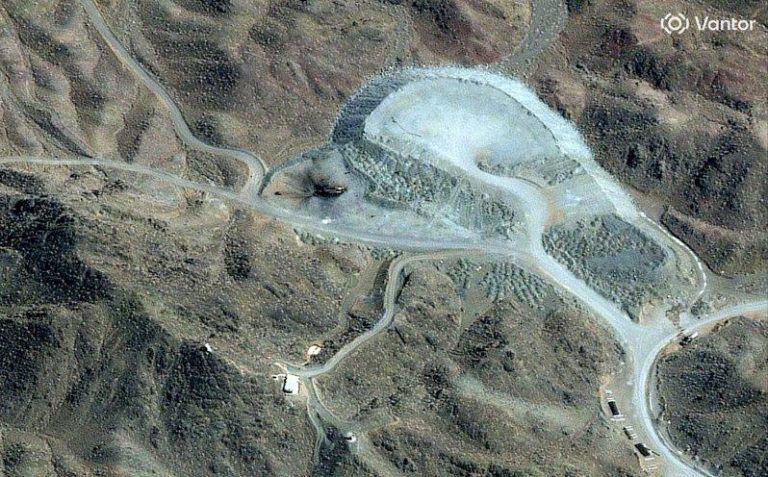 美国、以色列再次袭击伊朗纳坦兹铀浓缩设施 一张3月7日的卫星影像显示,伊朗纳坦兹(Natanz)「镐山设施」(Pickaxe Mountain facility)中,一辆被摧毁车辆的近距离画面。(路透)
