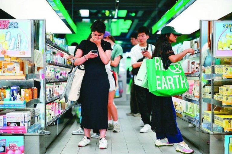 零售新势力 南韩掀Ol-Da-Mu热潮 外国游客到南韩旅游时,喜爱前往美妆零售商Olive Young、生活杂货店Daiso及时尚品牌Musinsa购物,掀起「Ol-Da-Mu」热潮。(路透)