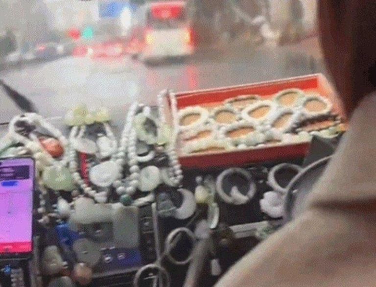 这台出租车宛如移动玉石店。（视频截屏）