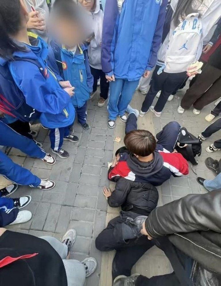 陕西醉男公车上猥亵女生还打人 高一小伙1举动全网按赞 男子被学生包围,一名学生压住男子的上半身,将其摁在地上不能动弹(取材自极目新闻)