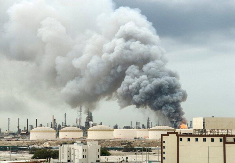 巴林的锡特拉岛3月9日发生攻击爆炸事件,岛上的炼油厂冒出阵阵浓烟,如今有学者分析可能是美国爱国者飞弹拦截无人机所致。(路透)