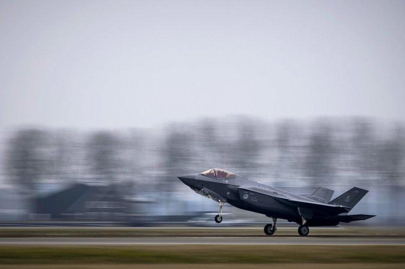 全球最先进战斗机之一F-35隐形战斗机传出疑遭伊朗砲火命中,且是「全球首次击中」;。图为数据照。(欧新社数据照片)