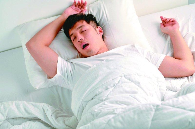 阻塞性睡眠呼吸中止症在中国患者人数庞大,且不少患者未被及时诊断;示意图。(图/123RF)