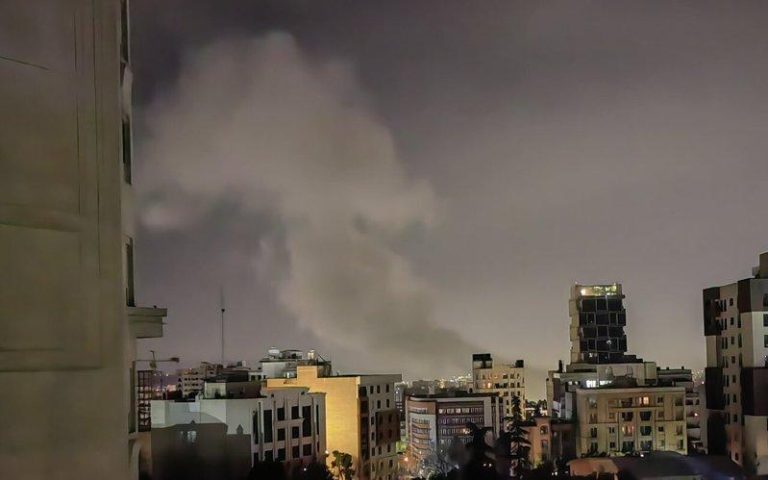 德黑兰突大停电传爆炸 伊朗革命卫队报复清单惊见这国核电厂 伊朗首都德黑兰23日遭遇空袭,可见部分区域窜出大片浓烟。(新华社)