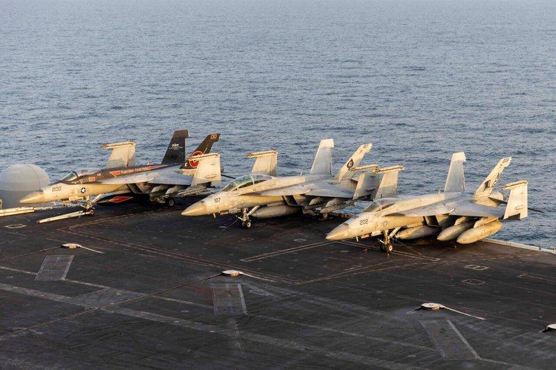 隶属于美国海军第9舰载航空联队的飞机14日在尼米兹级航空母舰「亚伯拉罕‧林肯」号的飞行甲板上集结,准备从某个未公开的地点对伊朗发动「史诗怒火」行动。(路透)