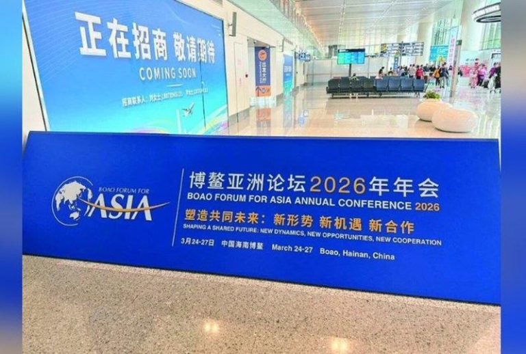 博鳌论坛开幕 聚焦4议题 赵乐际出席并发表演说 2026博鳌亚洲论坛将于24日起在博鳌举行,今年适逢论坛25周年,同时也是海南自贸港封关后的首届论坛。海口机场已布满广告预告海南进入论坛时刻。(记者黄雅慧/摄影)