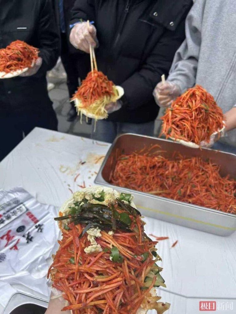 西安菜夹馍大赛备受关注，有选手吃完夹了三斤半胡萝卜丝的馍夺冠。（取材自极目新闻）