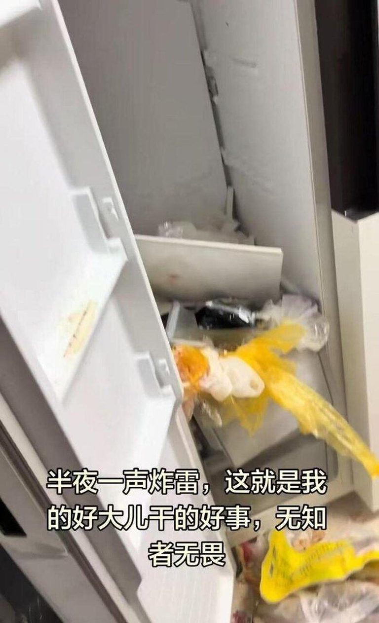 冰箱爆炸后，一片狼藉。（视频截屏）