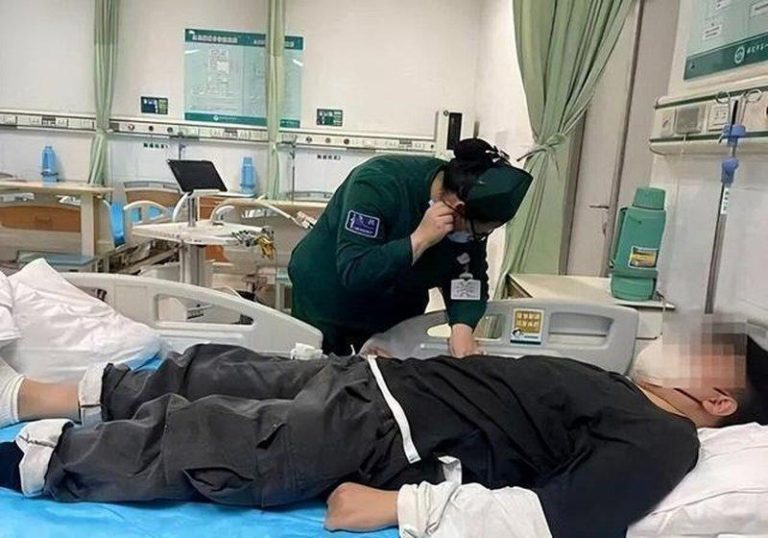河北大学生因占座打伤同学 被爆家有三层酒楼却装穷骗助学金 申同学被打伤后,在医院就诊。(取材自微信)