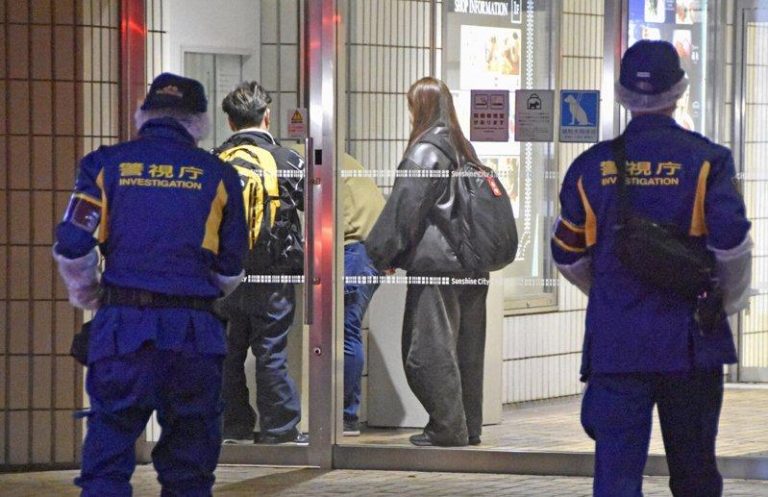 东京池袋宝可梦中心 男子刺伤女店员后自刎 2死 日本东京池袋区,一名宝可梦周边商品店的女店员26日遭刺身亡,警方人员正走向该商业大楼进行调查。路透