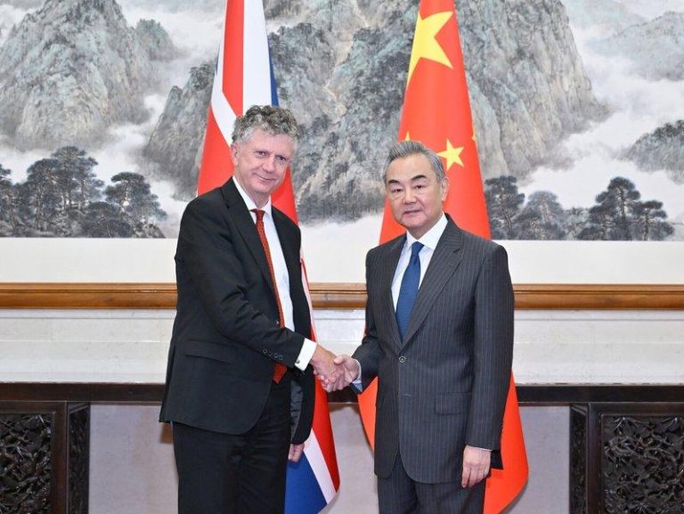 英国国安顾问再次低调访中 缺乏透明度惹议 图为2025年7月14日,英国国家安全顾问鲍尔(左)与外交部长王毅(右)在北京会晤。新华社