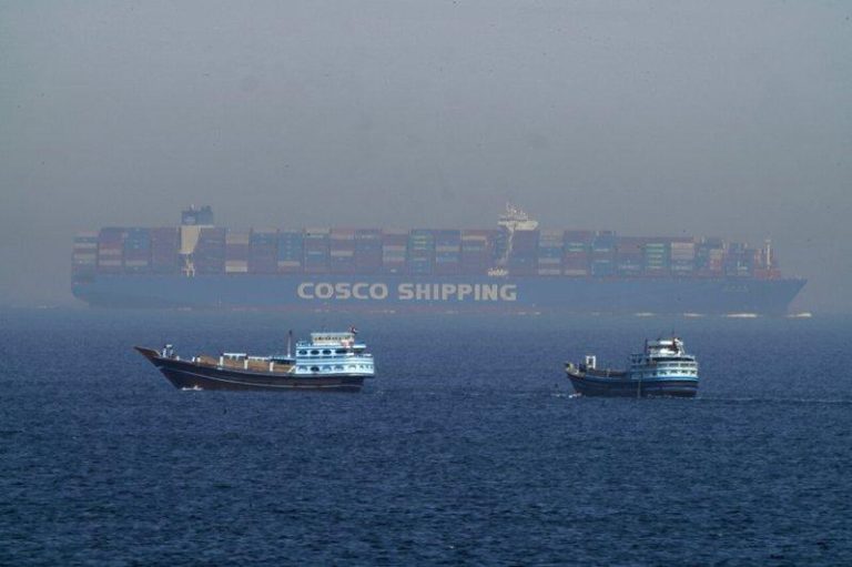 中远海运2货船 闯关荷莫兹海峡失败 WSJ:伊朗罕见不放行 两艘中远海运集运旗下的货柜轮27日企图通过荷莫兹海峡时被迫调头,图为中远货柜轮(后方大船)通过荷莫兹海峡的数据照片。(美联社)