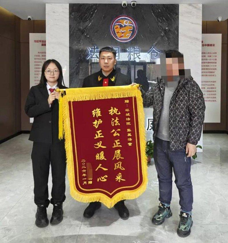 齐先生(右)感谢警方协助。(取材自新闻晨报)